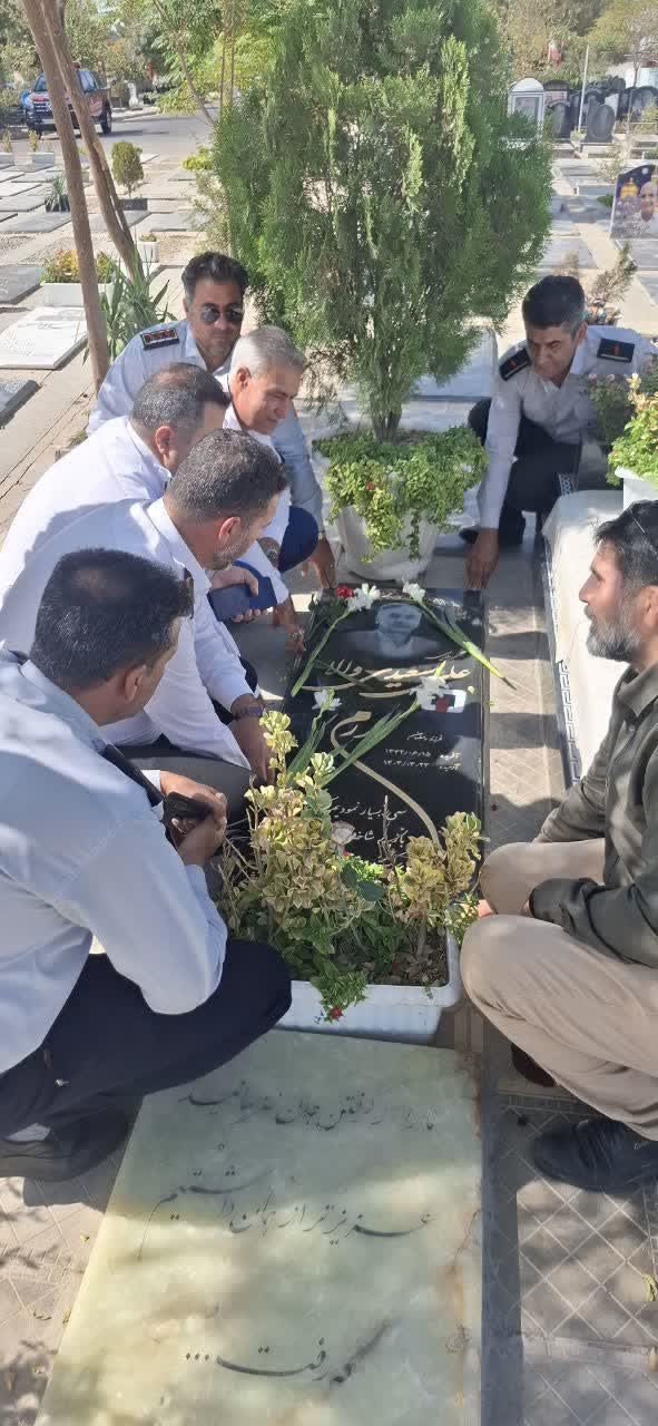 مراسم گل افشانی مزار شهدا به مناسبت 7 مهر روز آتش نشانی توسط مدیر عامل جناب آقای مهندس بذرگری